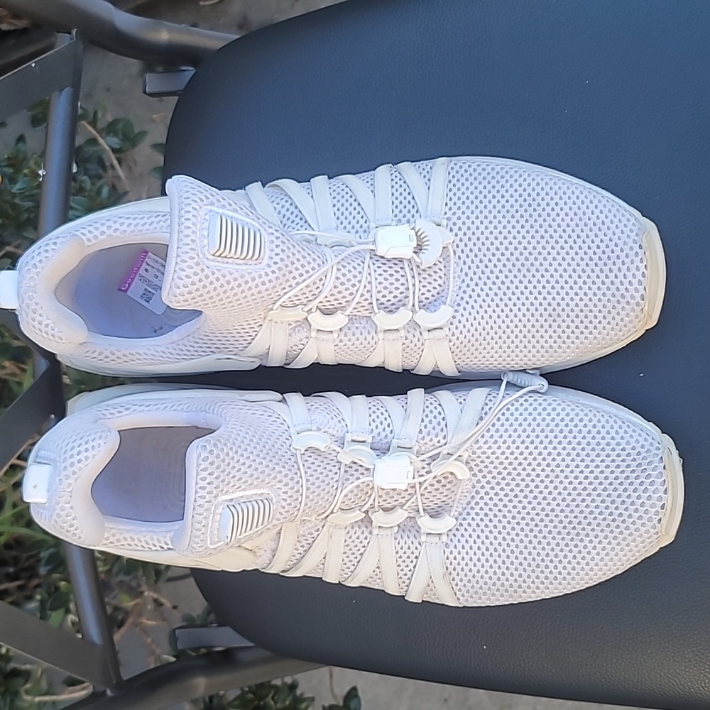 Nike White Athletic Shoes with Breathable Mesh and Cushioned Midsole